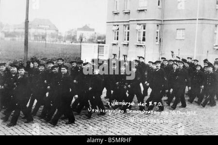 9 1918 11 10 A1 1 E Nov Rev 1918 Meer Farers Wilhelmshaven November Revolution 1918 Sea-Farers auf dem Rückzug von einer großen Demonstr Stockfoto