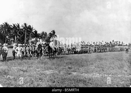 9AF 1914 0 0 A3 1 Parade der Deutsch Ostafrikanischen Truppen Weltkrieg 1 Krieg in den Kolonien Deutsch-Ostafrika heute Tansania Montage Stockfoto