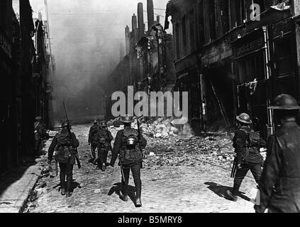 9EN 1918 10 9 A1 E WWI britische Patrole in Cambrai 1918 Weltkrieg Frankreich Kriegsschauplatz erfassen von Cambrai durch alliierte Streitkräfte in Stockfoto