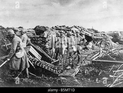 9FK 1916 0 0 A1 Messenger in Verdun Foto 1916 Weltkrieg Frankreich Schlacht um Verdun 1916 L Arrivee du Courrier de la Citadelle Stockfoto