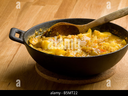 Eine indische vegetarische Curry Dhaal Aloo Stockfoto