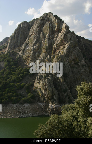 Pena Falcon über den Rio Tajo von Salto del Gitano im Monfrague National Park, Extremadura, Spanien. Stockfoto