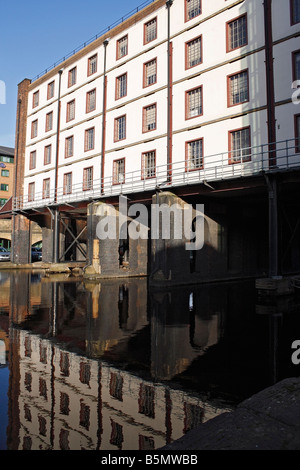 Das Lager Straddle, Victoria Quays in Sheffield England, denkmalgeschütztes Industriegebäude, Kanalwharf Stockfoto