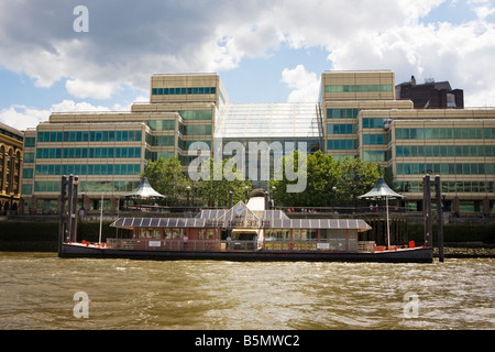 Moderne Luxus-Appartements am Ufer der Themse Stockfoto