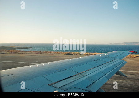 Flugzeug auf der Piste durch Fenster angezeigt Stockfoto