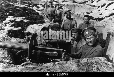 9RD 1915 8 0 A1 E Russen im Graben 1915 Weltkrieg ein Russland Russische position im Bereich Grodno August 1915 Soldaten mit Hea Stockfoto