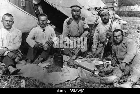 9RD 1915 9 0 A1 E Weltkrieg Soldaten während einer Pause Russland große Krieg russische Soldaten vor ihrem Zelt während einer Pause von Stockfoto