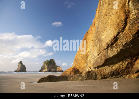 Klippen und Torbogen Inseln Wharariki Beach in der Nähe von Cape Farewell North West Nelson Region Südinsel Neuseeland Stockfoto