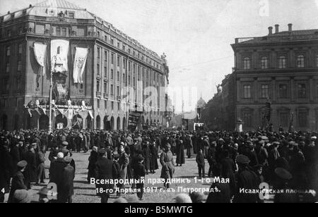 May Day Petrograd 1917 russische Revolution Mai 1917 May Day Feierlichkeiten in Petrograd style 1 Mai 18 Apr alte Photo Postkarte Stockfoto