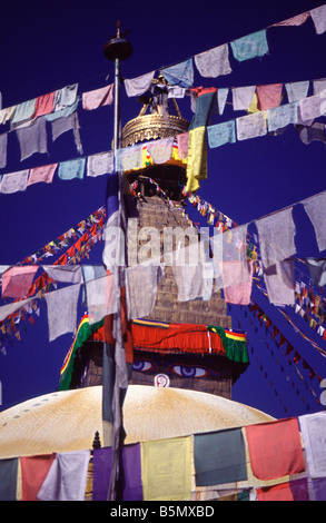 Bunten Gebet Fahnen Strecke über den Himmel vor der Bodnath Stupa in Kathmandu-Tal Stockfoto
