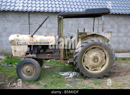 Alte Vintage David Brown Traktor mit hausgemachten Baldachin Stockfoto