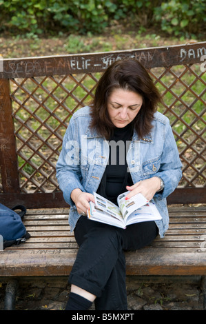 Türkei Istanbul Topkapi Palace Gulhane Park weibliche Touristen Beratung ihr Reiseführer Model-Release verfügbar Stockfoto