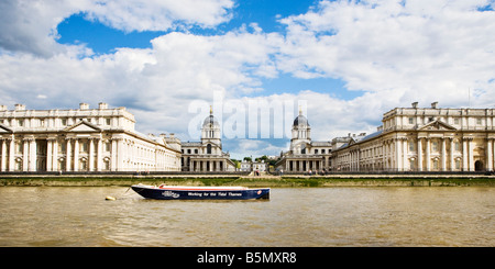 Der University of Greenwich von der Themse aus gesehen Stockfoto