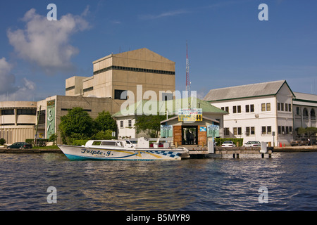 BELIZE CITY, BELIZE-Boote im Hafen von Belize Stockfoto