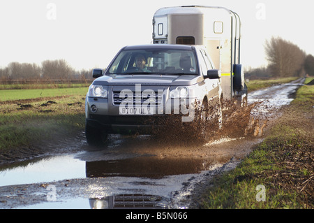 Land Rover Freelander 2 Abschleppen Ifor Williams Pferdeanhänger Stockfoto