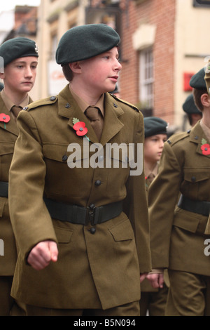 Armee-Cadet Force Teenager Kadett Soldat während einer Erinnerung Sonntag Poppy Day Parade marschieren Stockfoto