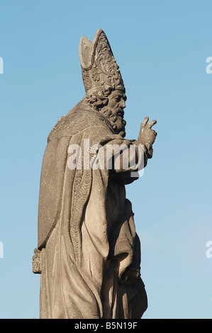 Geste - Brücke humorvolle Schuss der Skulptur von St. Adalbert auf die Charles in Prag. Autor - Ferninand Maxmilian Brokof Stockfoto