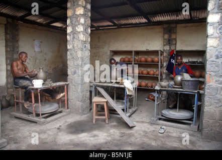 Keramik-Arbeiter werfen Töpfe werksseitig Prespot Keramik Bamessing Nordwest Provinz Kamerun Stockfoto