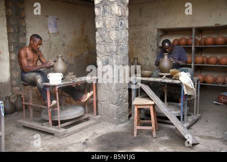 Keramik-Arbeiter werfen Töpfe werksseitig Prespot Keramik Bamessing Nordwest Provinz Kamerun Stockfoto