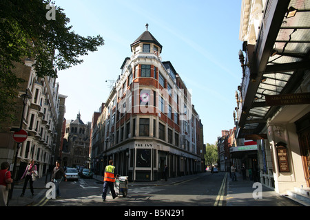 Das Ivy Restaurant, London und St.-Martins Theater rechts Stockfoto