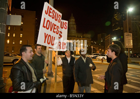 Detroit Michigan Street Preachers diskutieren Religion mit Passanten in der Nähe von Greektown Casino in der Innenstadt von Detroit Stockfoto