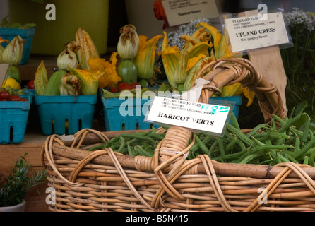 Ein Korb mit Gemüse auf einem Bauernmarkt in Martha's Vineyard. Stockfoto