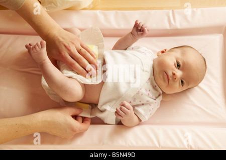 Mutter von wechselnden Babywindel Stockfoto