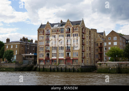 Olivers Wharf (ein Ex-Riverside-Lager zu Luxuswohnungen umgewandelt) an den Ufern der Themse Stockfoto