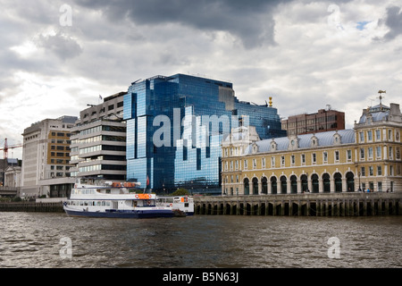 Ein Blick auf Old Billingsgate Market und The Northern & Shell-Gebäude im Zentrum von London von der Themse Stockfoto