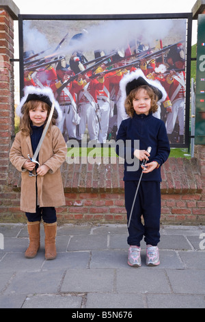 Kinder mit Periode Hüte und Schwertern außerhalb des Besucherzentrums am Ort der Schlacht von Waterloo. Waterloo. Belgien. Stockfoto