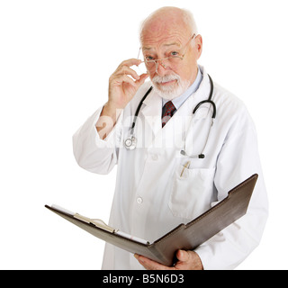 Schwere Reifen Arzt will Ihre medizinische Vorgeschichte isoliert auf weißem diskutieren Stockfoto