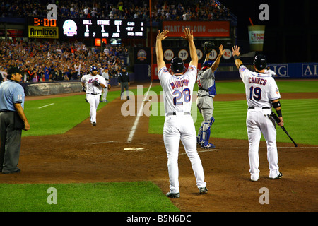 New York Mets Pitcher Johan Santana scoring auf eine Basen-Clearing-Triple von Jose Reyes in einem Spiel gegen die Chicago Cubs Stockfoto