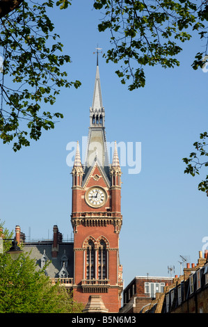 Glockenturm der St. Pancras International Bahnhof und Hotel umrahmt von Ästen, Euston Road, Kings Cross, London Stockfoto