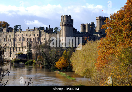 Warwick Castle und Fluß Avon in Herbst, Warwickshire, England, UK Stockfoto