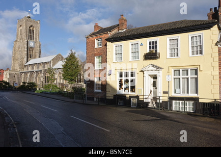 Sonnendurchflutetes Haus im 17. Jahrhundert mit St Giles Kirche im Hintergrund, Norwich, Norfolk Stockfoto