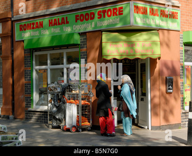 Halal-Food Store mit zwei Frauen reden in Tür, Kings Cross, London, England Stockfoto