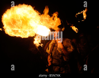 Feuer Nacht feiern in East Hoathly in der Nähe von Lewes. Eine Verschnaufpause Feuer beleuchtet die Prozession. Bild von Jim Holden. Stockfoto