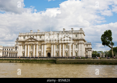 Ein Gebäude von der University of Greenwich angesehen von der Themse Stockfoto