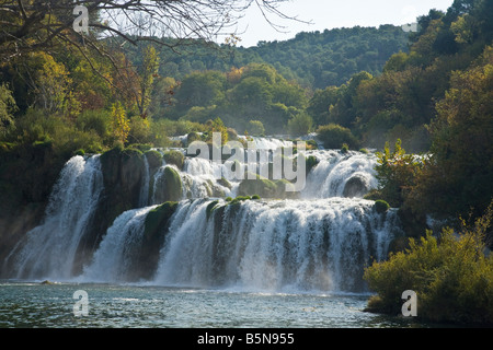 Skradinski Buk Wasserfall auf dem Fluss Krka in Herbstsonne Krka Nationalpark Dalmatien Kroatien Europa Stockfoto