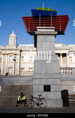 Ein Radfahrer sitzen die Fourth Plinth am Trafalgar Square Stockfoto