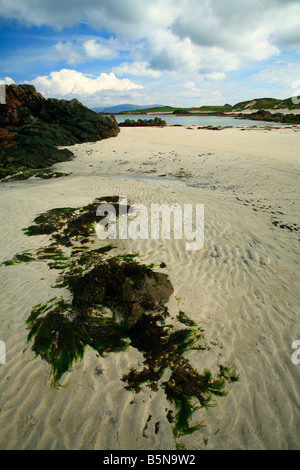 Ein Blick auf einen weißen Sandstrand an der Westküste der Insel Iona in Schottland mit der Isle of Mull in der Ferne Stockfoto