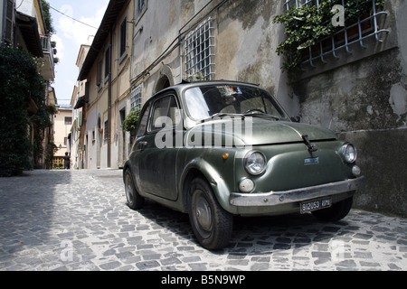 Fiat 500 Oldtimer in Straße in Castel Gandolfo, Lazio, Italien Stockfoto