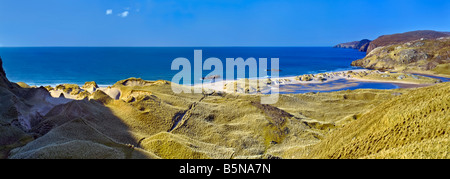 Der Strand und die Dünen von Sandwood Bay, Schottland, die nur zu Fuß von Sheigra erreicht werden können. Auf einem fast wolkenlosen Tag genommen. Stockfoto