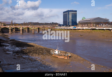 Kleines Boot auf Grund verwendet zum Entfernen von Müll aus dem Schlamm der Gezeiten-Fluss Usk in Newport Stadtzentrum South Wales UK Stockfoto