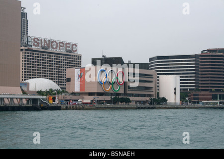 Olympische Ringe auf Hong Kong Art Museum und Tsim Sha Tsui Ufergegend April 2008 Stockfoto