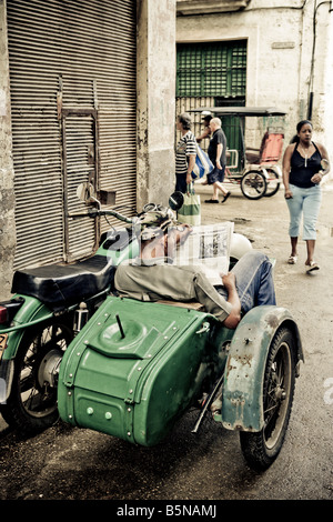 Lesen Sie die Zeitung in Havanna Kuba Stockfoto