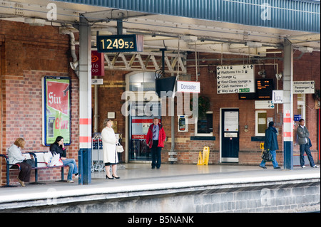 Passagiere warten auf Züge am Bahnhof Doncaster, "South Yorkshire, England,"Great Britain" Stockfoto