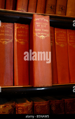 Einer alten Ausgabe der klassischen Romane mit besonderem Schwerpunkt auf den Titel eines in der Front - harte Zeiten von Dickens. Stockfoto