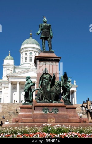 Statue Zar Alexander 2 und Kuppel Helsinki Kathedrale Senat Square Helsinki Finnland Stockfoto