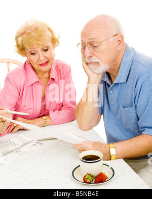 Senior woman suchen nicht begeistert über seine präsidialen Entscheidungen isoliert auf weiß Stockfoto